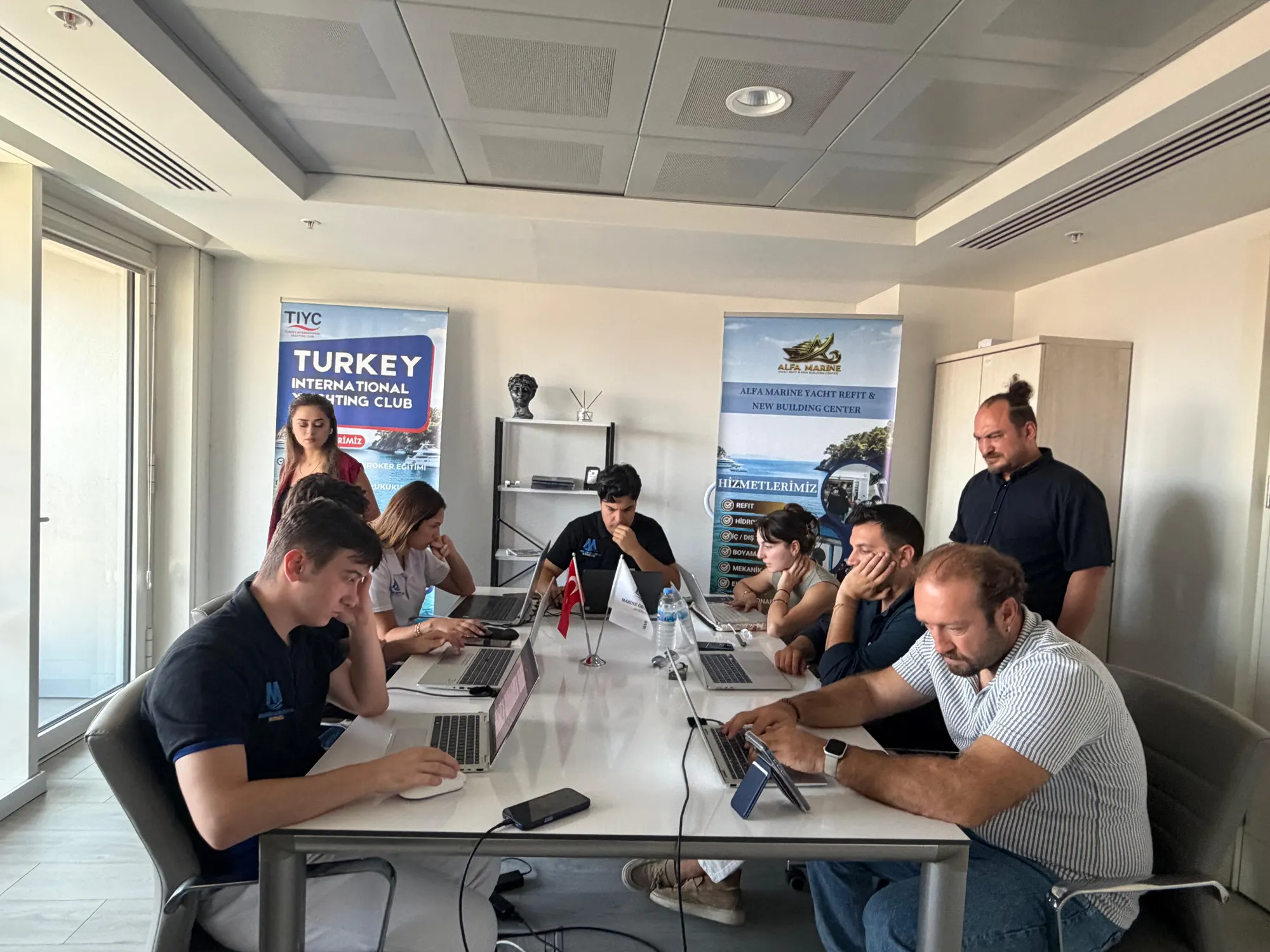 Sertifika programı katılımcılarının sınıfta birlikte yürüttüğü uygulama çalışması